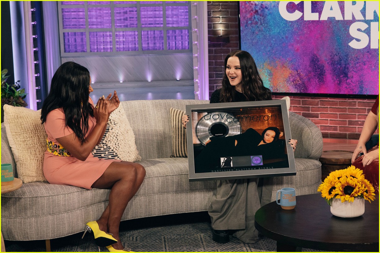 Dove Cameron Gets a Big Surprise from Kelly Clarkson On 'The Kelly Clarkson Show'