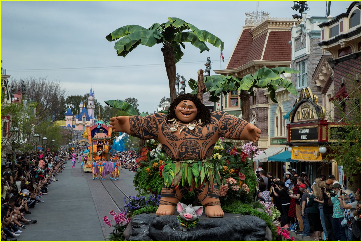 Disneyland Announces 2023 Return Date for 'Magic Happens' Parade