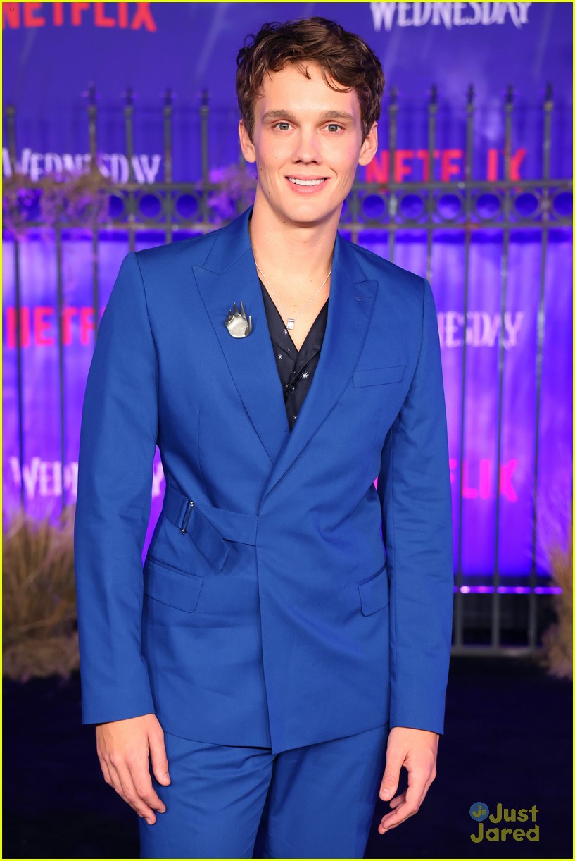 Jenna Ortega & Her Addams Family Reunite at 'Wednesday' Premiere (Photos)