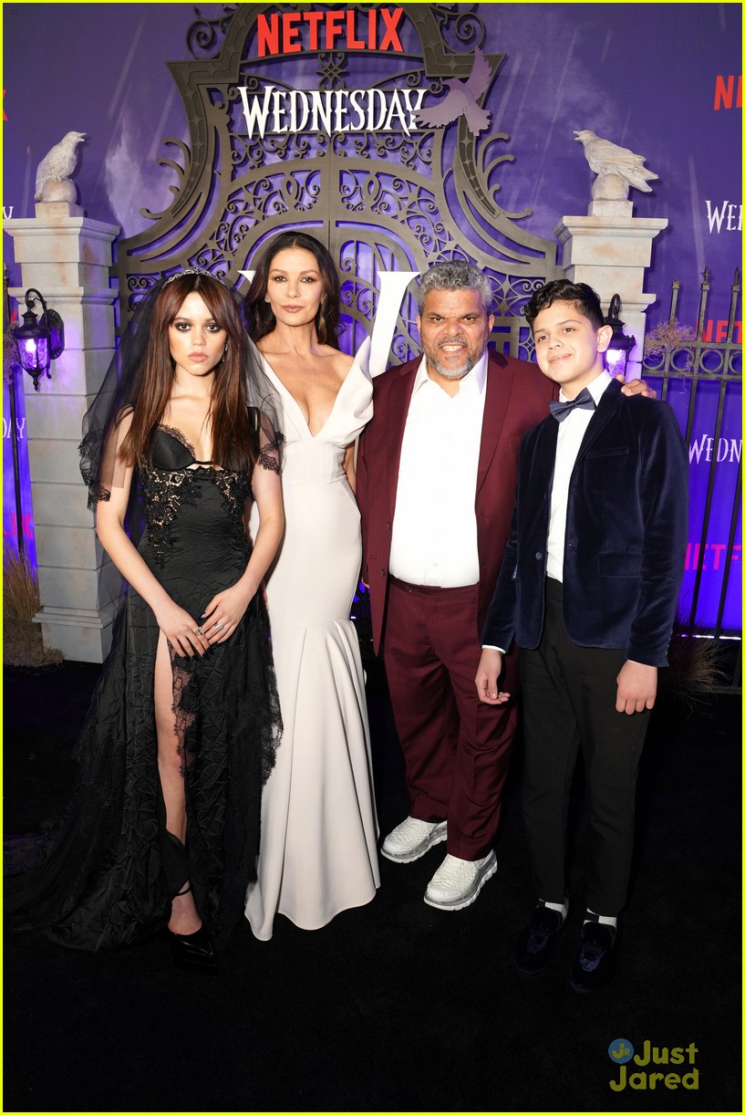 Jenna Ortega & Her Addams Family Reunite at 'Wednesday' Premiere (Photos)