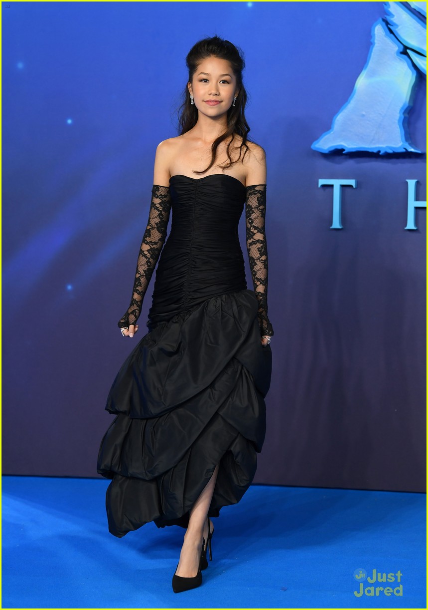 Jamie Flatters Brings a Camera to 'Avatar: The Way of Water' Premiere with Bailey Bass & More