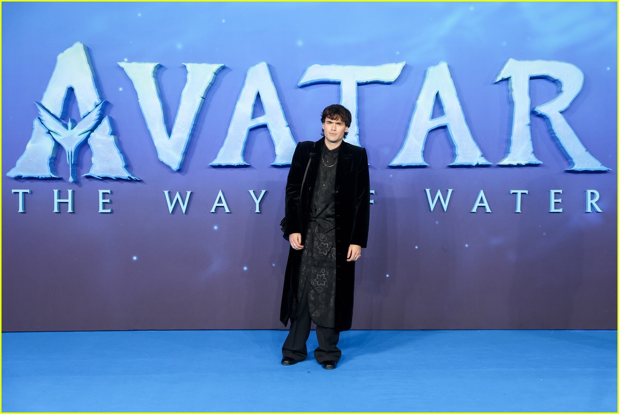 Jamie Flatters Brings a Camera to 'Avatar: The Way of Water' Premiere with Bailey Bass & More