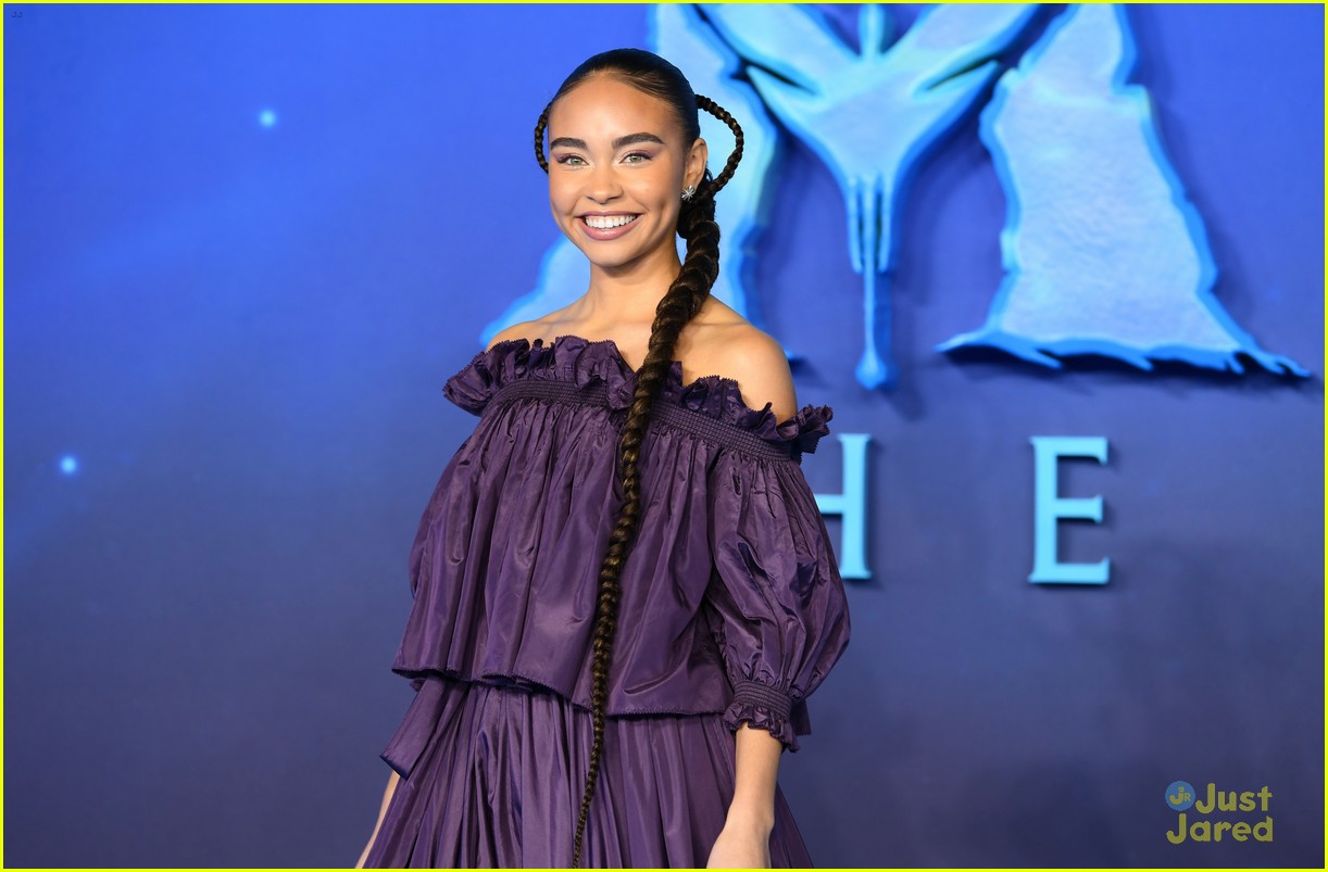 Jamie Flatters Brings a Camera to 'Avatar: The Way of Water' Premiere with Bailey Bass & More