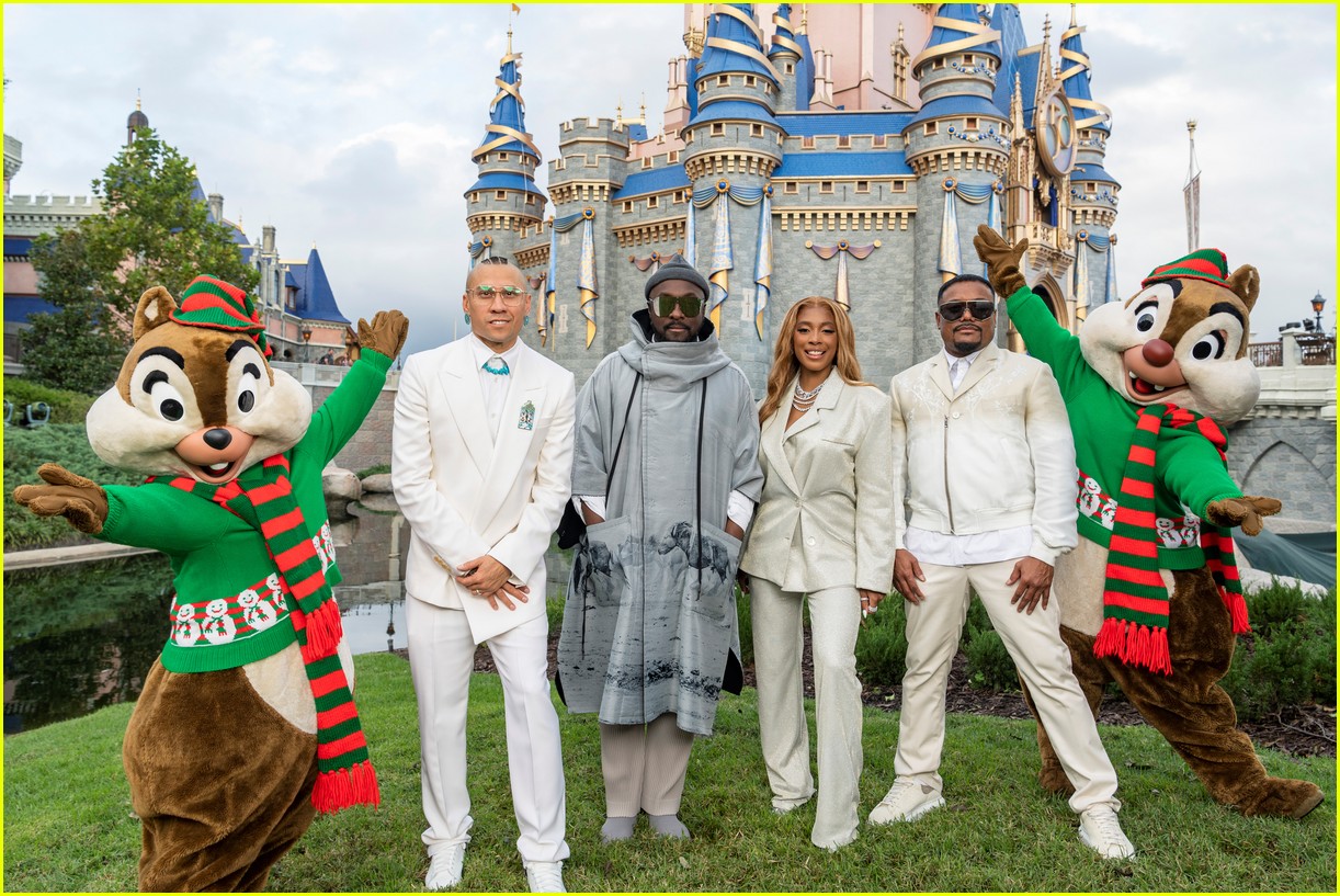 Here's Everyone Performing at the Disney Christmas Parade for 2022!