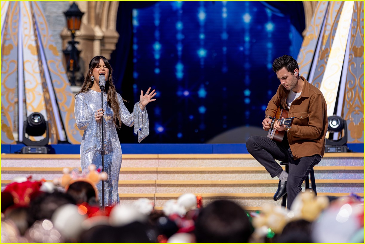 Here's Everyone Performing at the Disney Christmas Parade for 2022!