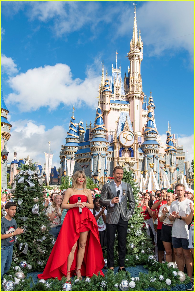 Here's Everyone Performing at the Disney Christmas Parade for 2022!