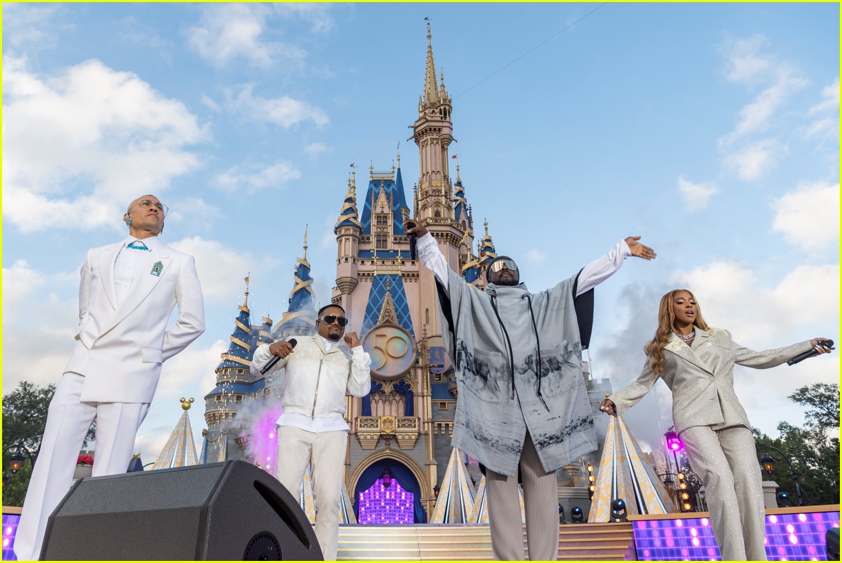 Here's Everyone Performing at the Disney Christmas Parade for 2022!