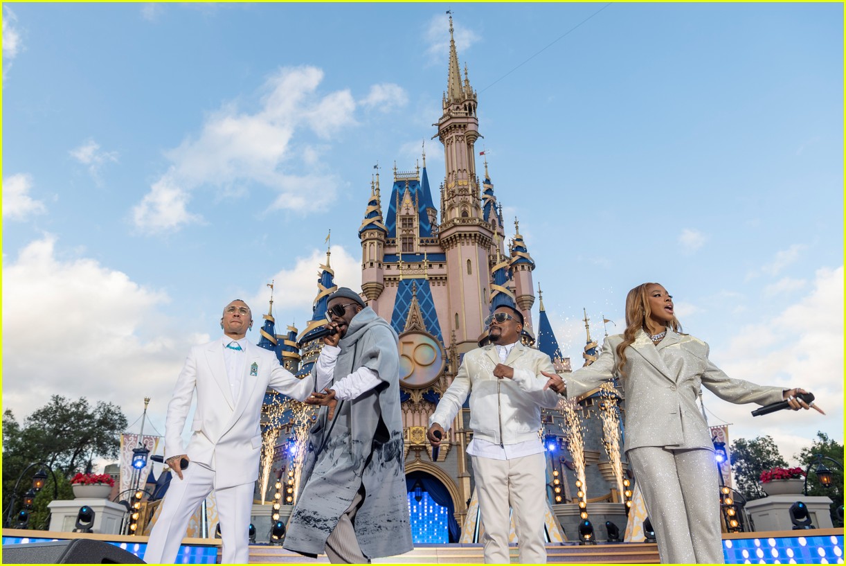 Here's Everyone Performing at the Disney Christmas Parade for 2022!