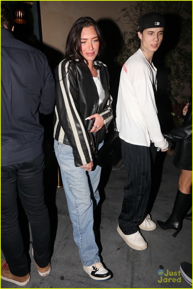 Hailee Steinfeld Celebrates 26th Birthday with Kaitlyn Dever & More