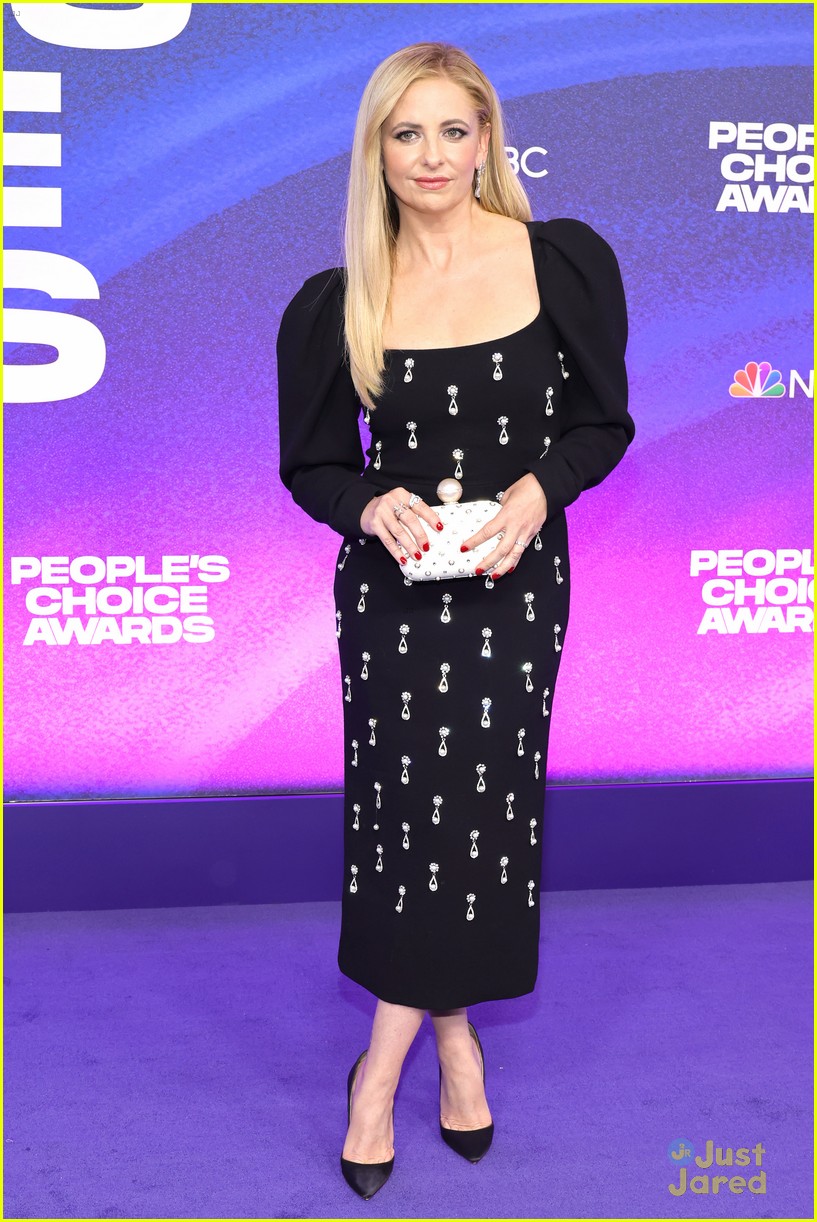 Noah Schnapp Wins Male TV Star at People's Choice Awards 2022!