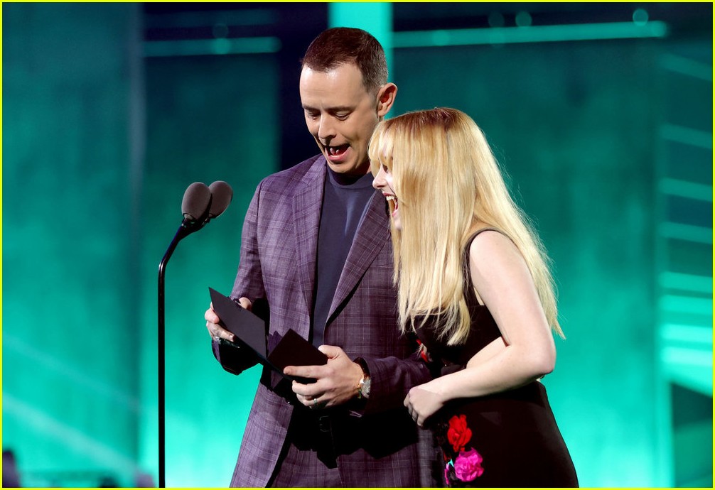 Noah Schnapp Wins Male TV Star at People's Choice Awards 2022!