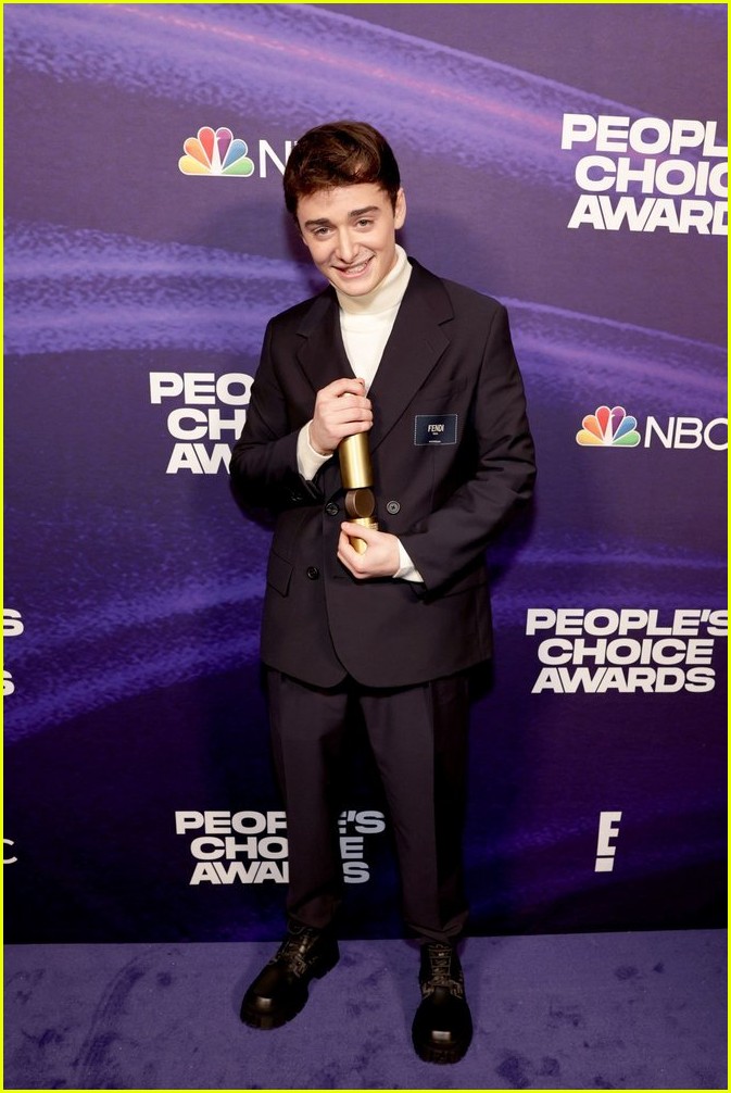 Noah Schnapp Wins Male TV Star at People's Choice Awards 2022!