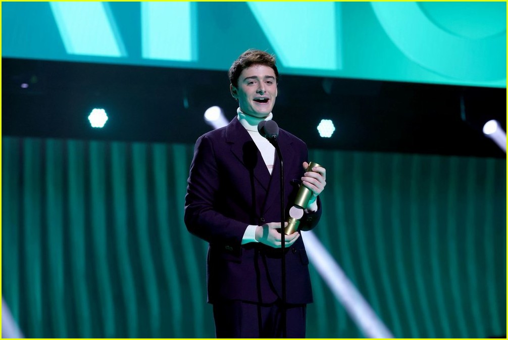 Noah Schnapp Wins Male TV Star at People's Choice Awards 2022!