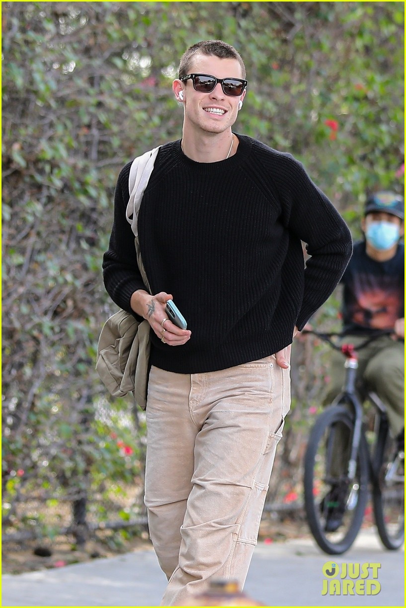 Shawn Mendes Shows Off His Freshly Buzzed Head During Grocery Run