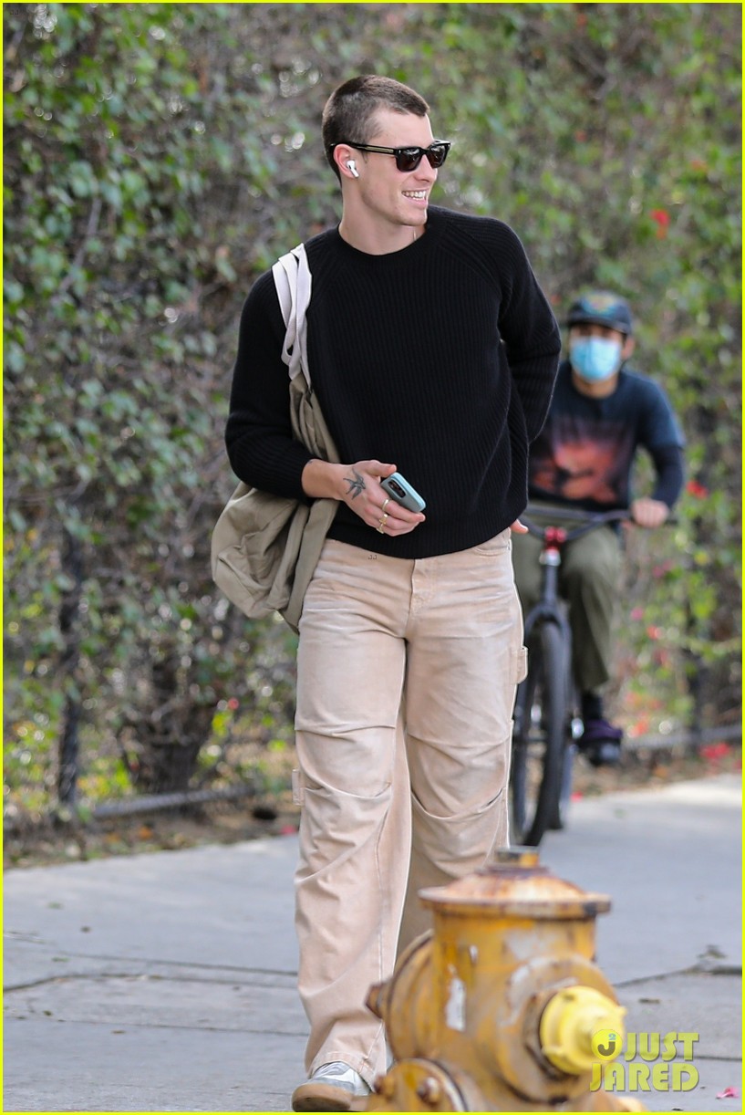 Shawn Mendes Shows Off His Freshly Buzzed Head During Grocery Run