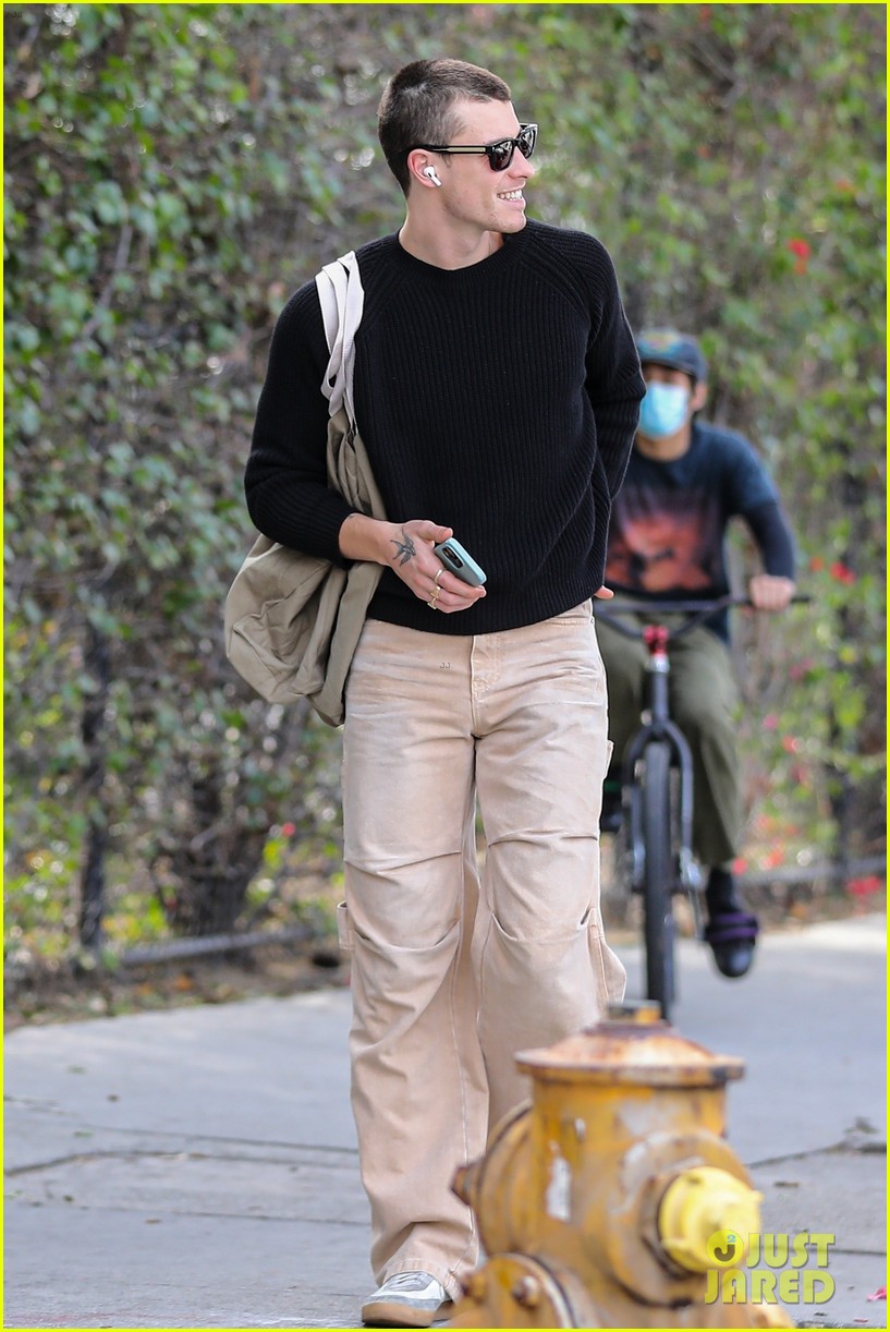 Shawn Mendes Shows Off His Freshly Buzzed Head During Grocery Run