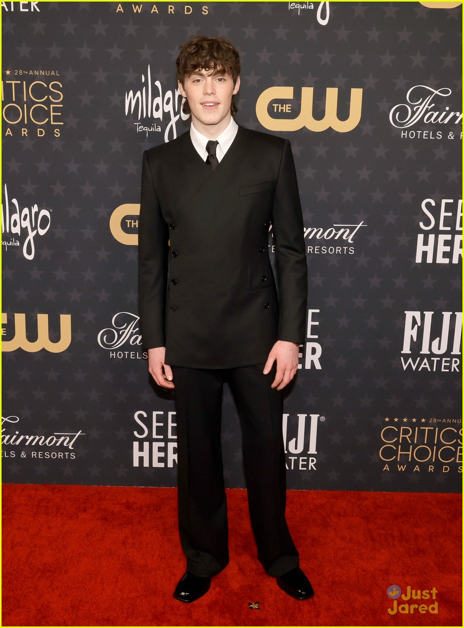 CW Stars Tyler Hoechlin, Bitsie Tulloch & More Attend Critics Choice Awards