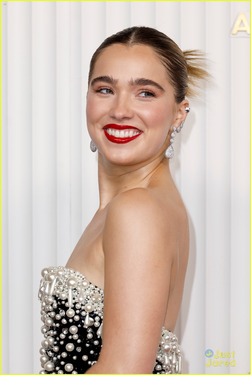 SAG Ambassadors Haley Lu Richardson & Antonia Gentry Hold Hands While Arriving for SAG Awards 2023