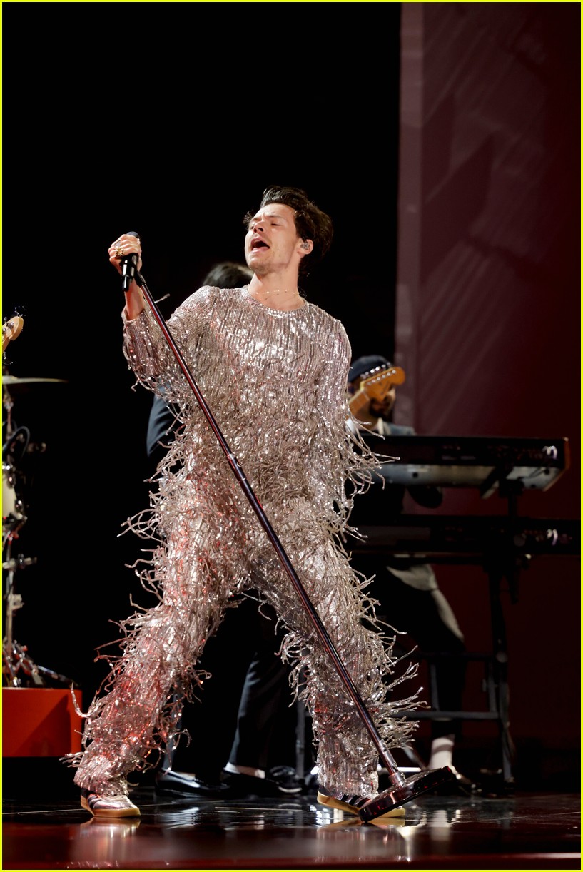 Harry Styles Dances It Out to 'As It Was' for Grammys 2023 Performance - Watch Now!