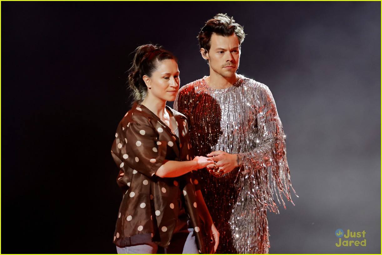 Harry Styles Dances It Out to 'As It Was' for Grammys 2023 Performance - Watch Now!