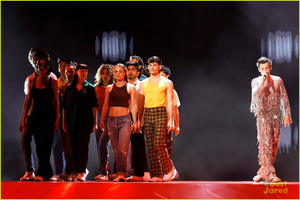 Harry Styles Dances It Out to 'As It Was' for Grammys 2023 Performance - Watch Now!