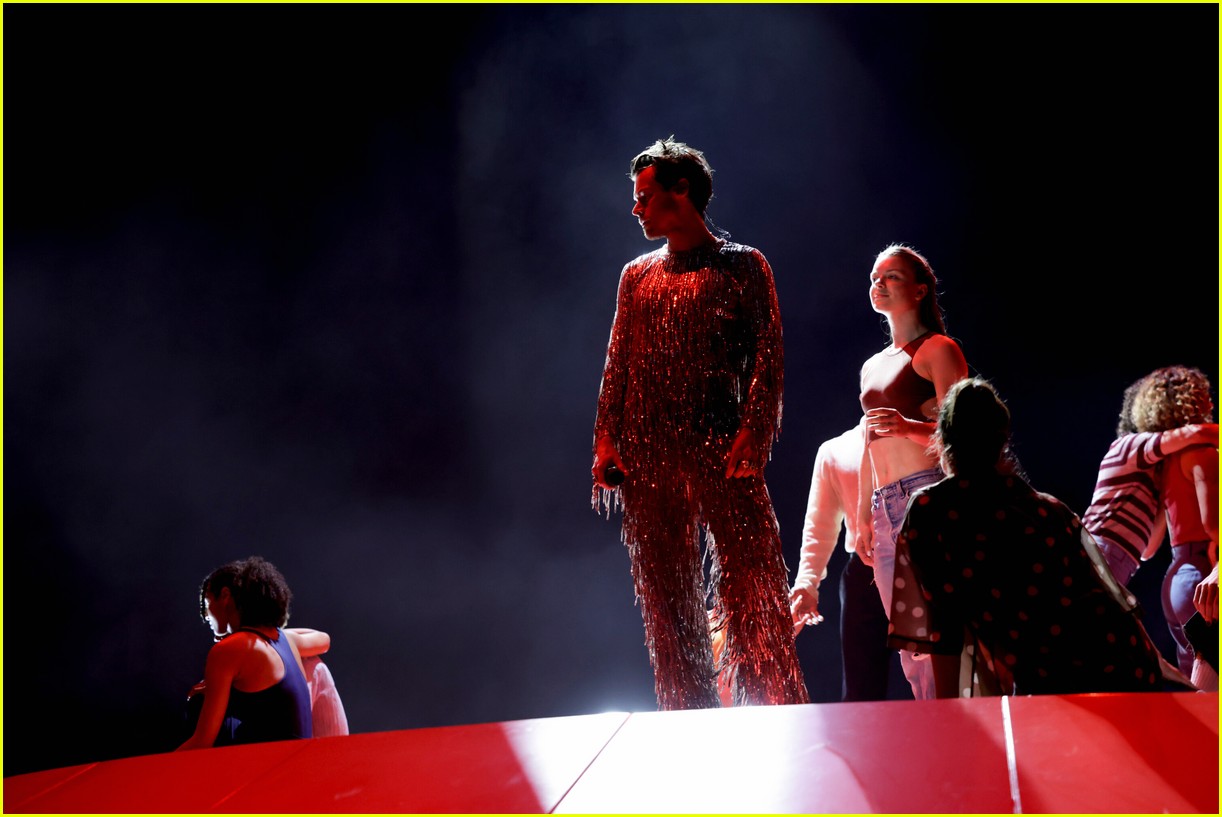 Harry Styles Dances It Out to 'As It Was' for Grammys 2023 Performance - Watch Now!