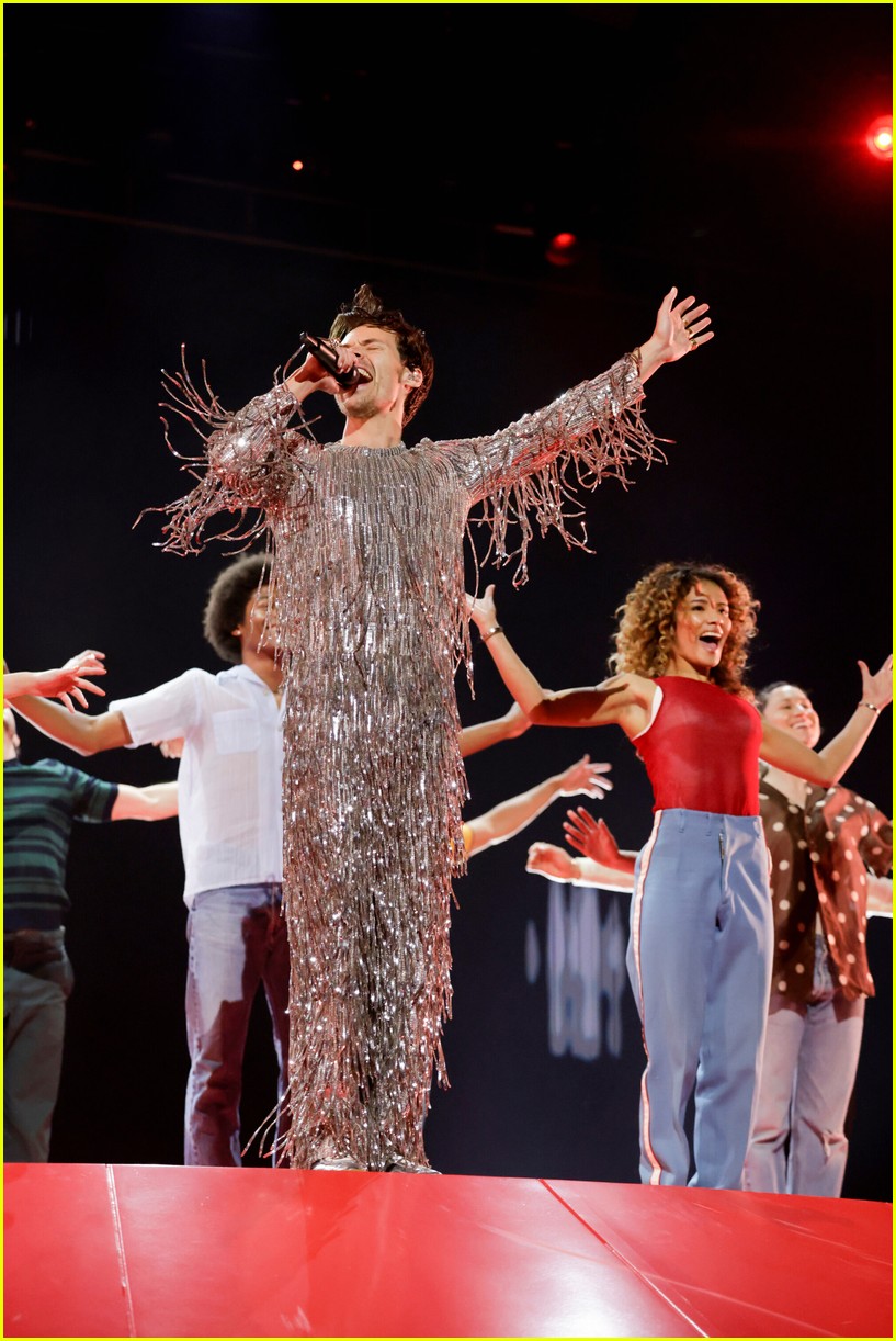 Harry Styles Dances It Out to 'As It Was' for Grammys 2023 Performance - Watch Now!