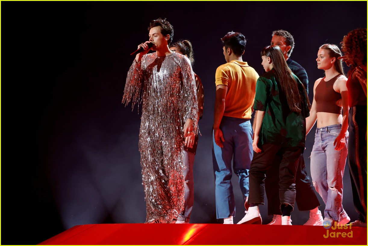 Harry Styles Dances It Out to 'As It Was' for Grammys 2023 Performance - Watch Now!