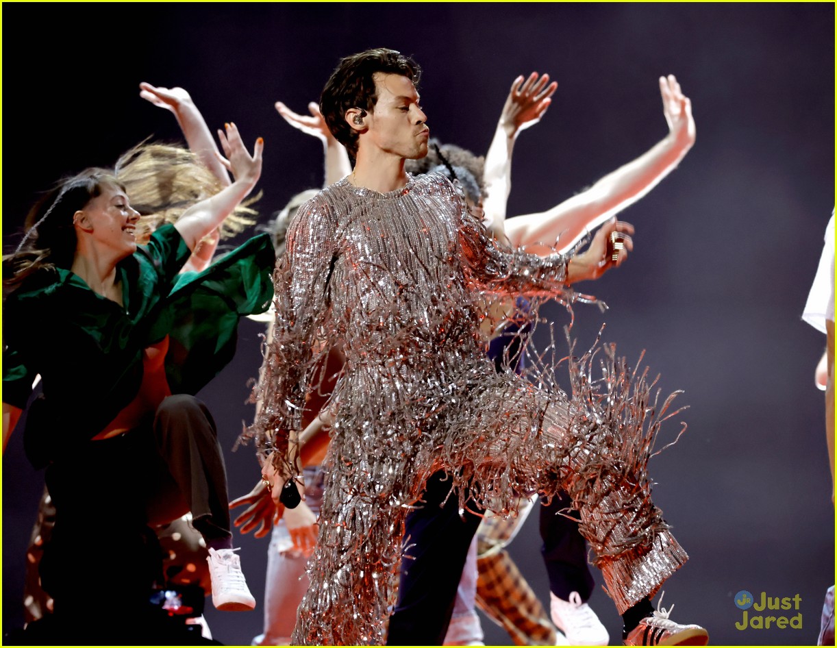 Harry Styles Dances It Out to 'As It Was' for Grammys 2023 Performance - Watch Now!
