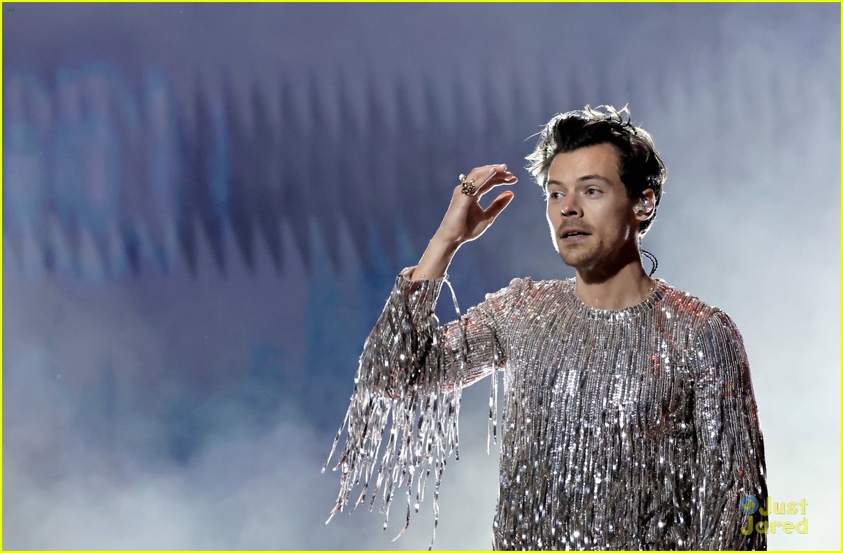 Harry Styles Dances It Out to 'As It Was' for Grammys 2023 Performance - Watch Now!