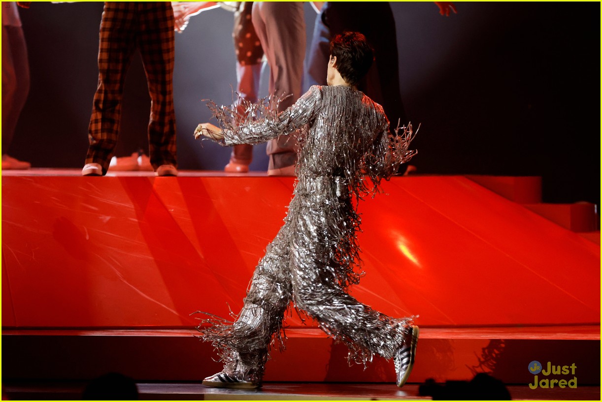 Harry Styles Dances It Out to 'As It Was' for Grammys 2023 Performance - Watch Now!