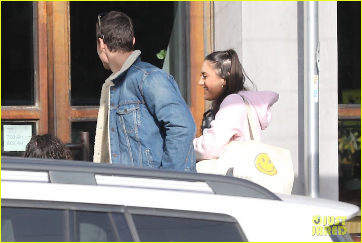 Shawn Mendes Meets Up with Friends for Coffee in Los Angeles