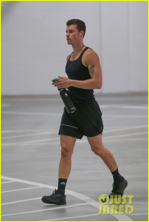 Shawn Mendes Gets in His Gym Pump During Equinox Outing