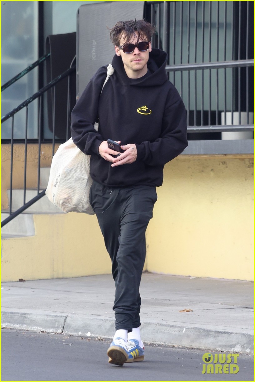 Harry Styles Spotted Leaving His Friday Workout, Hours After Olivia Wilde Was at Same Gym!