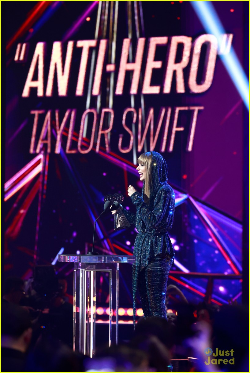 Becky G & Taylor Swift Pick Up Wins at iHeartRadio Music Awards 2023