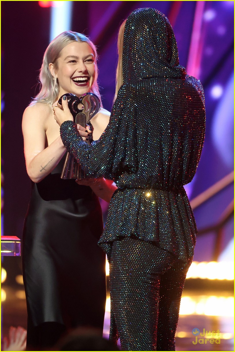 Becky G & Taylor Swift Pick Up Wins at iHeartRadio Music Awards 2023