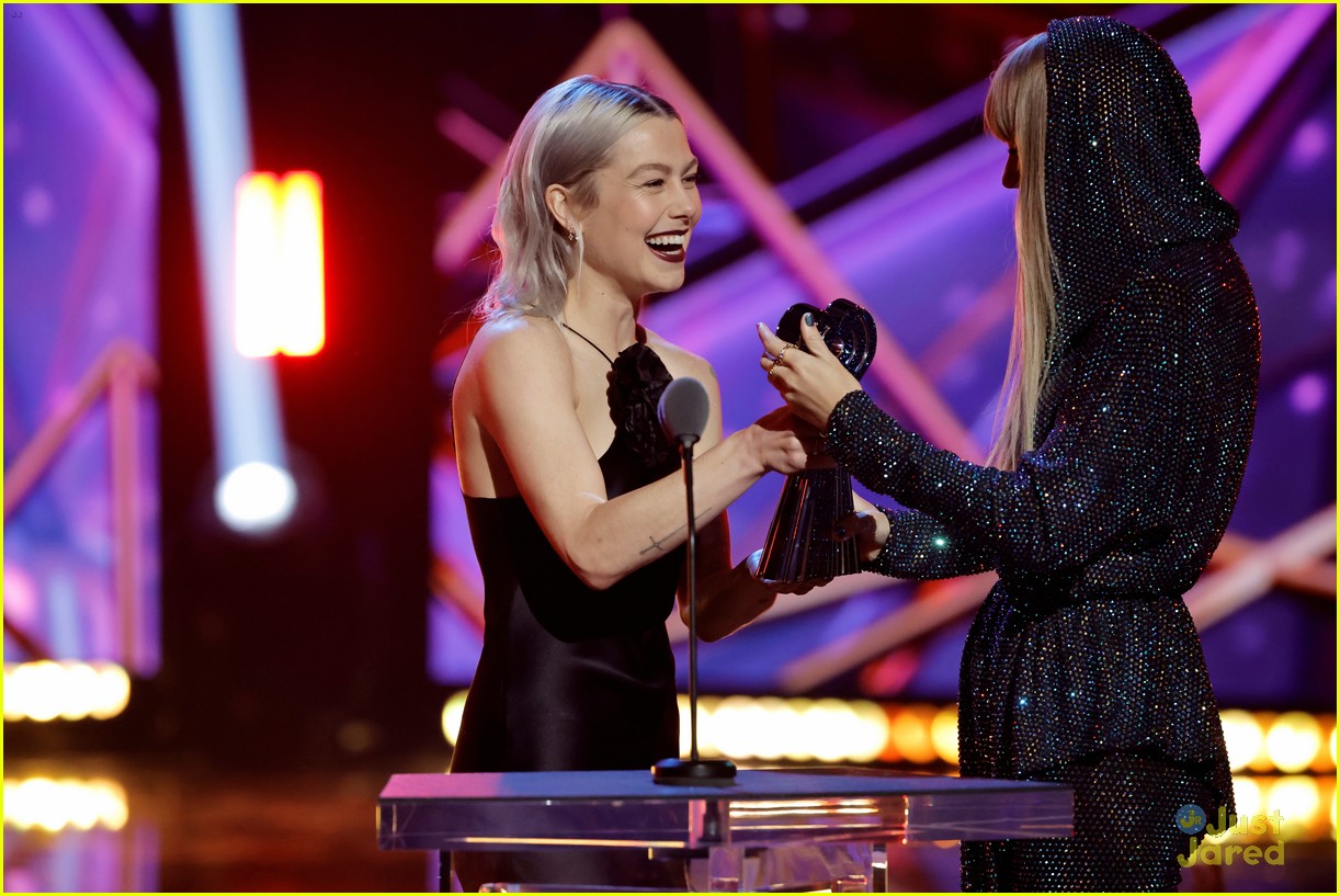 Becky G & Taylor Swift Pick Up Wins at iHeartRadio Music Awards 2023