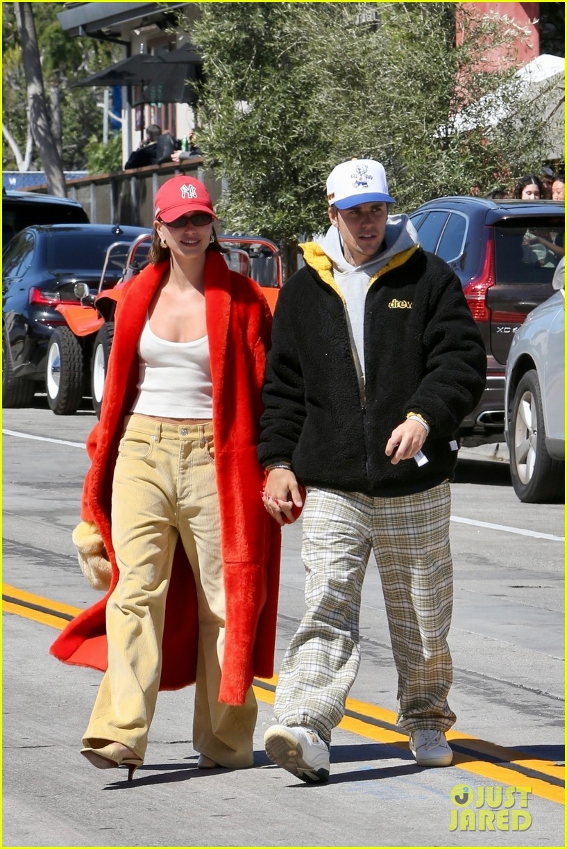 Justin Bieber Gives Wife Hailey a Kiss After Sunday Brunch Date in L.A.