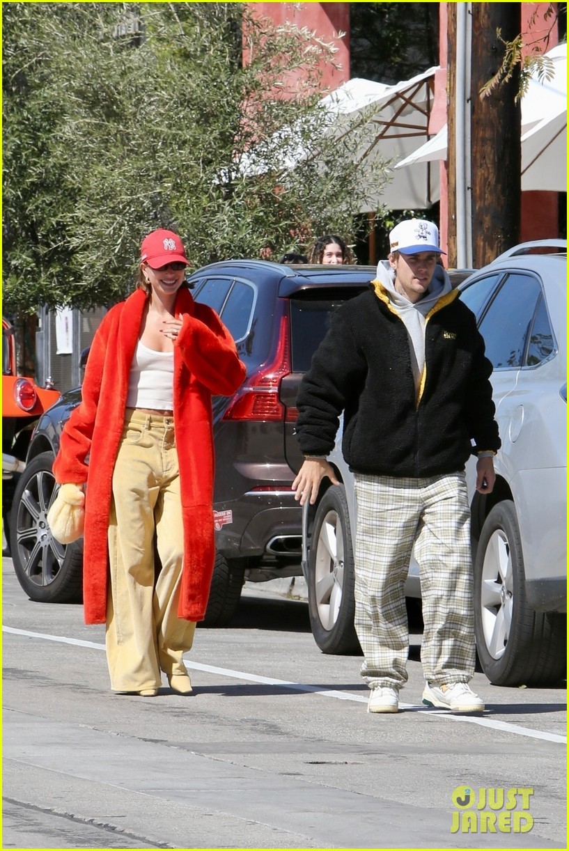Justin Bieber Gives Wife Hailey a Kiss After Sunday Brunch Date in L.A.
