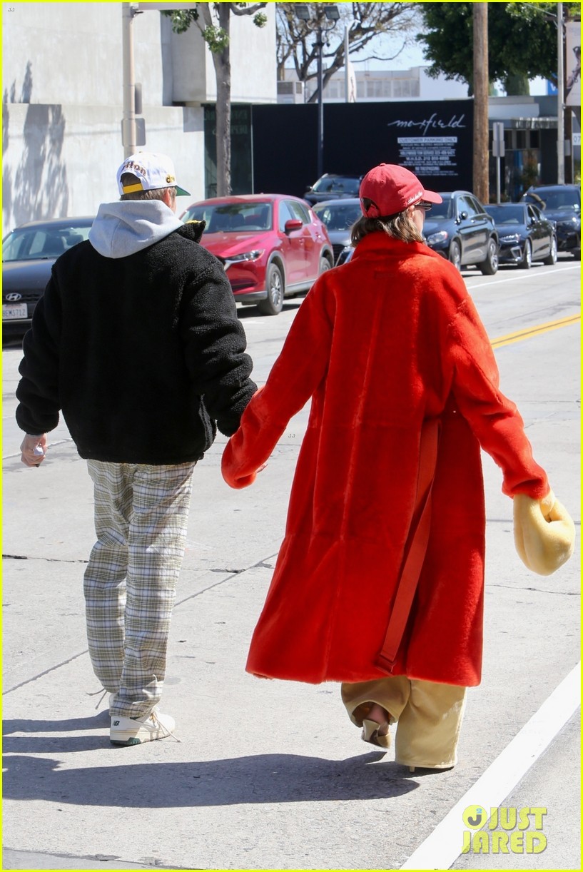 Justin Bieber Gives Wife Hailey a Kiss After Sunday Brunch Date in L.A.