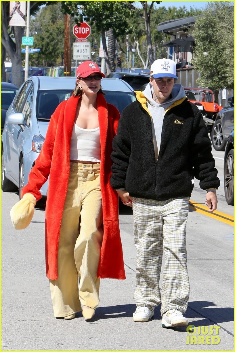 Justin Bieber Gives Wife Hailey a Kiss After Sunday Brunch Date in L.A.