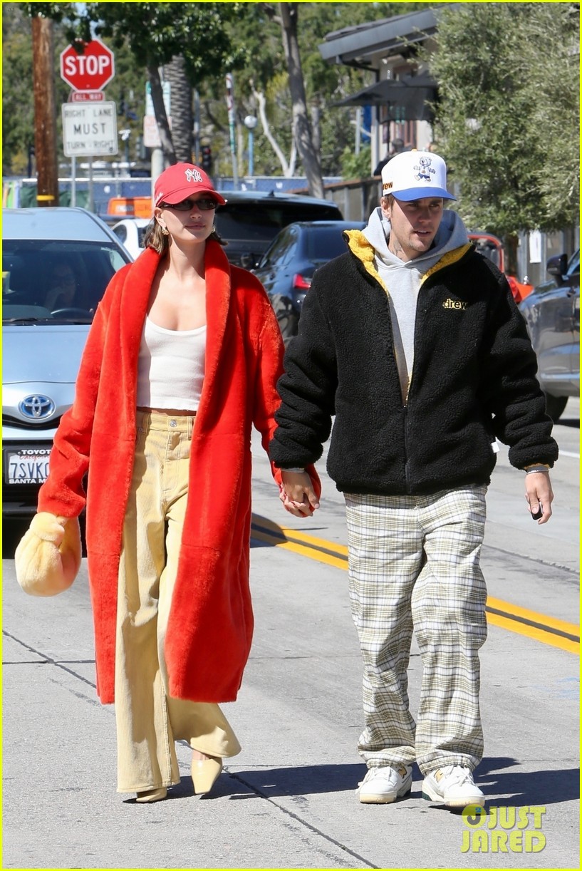 Justin Bieber Gives Wife Hailey a Kiss After Sunday Brunch Date in L.A.