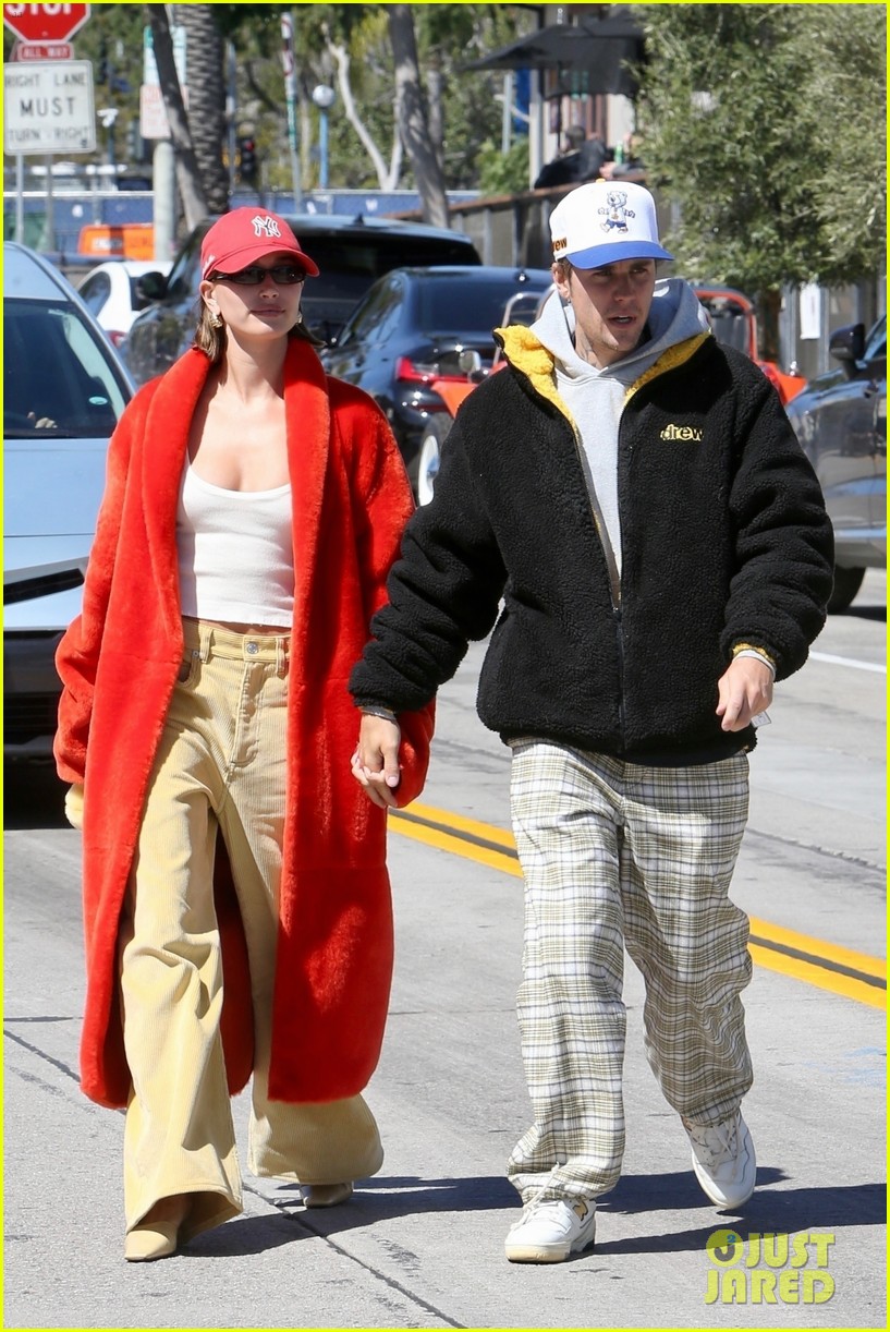 Justin Bieber Gives Wife Hailey a Kiss After Sunday Brunch Date in L.A.