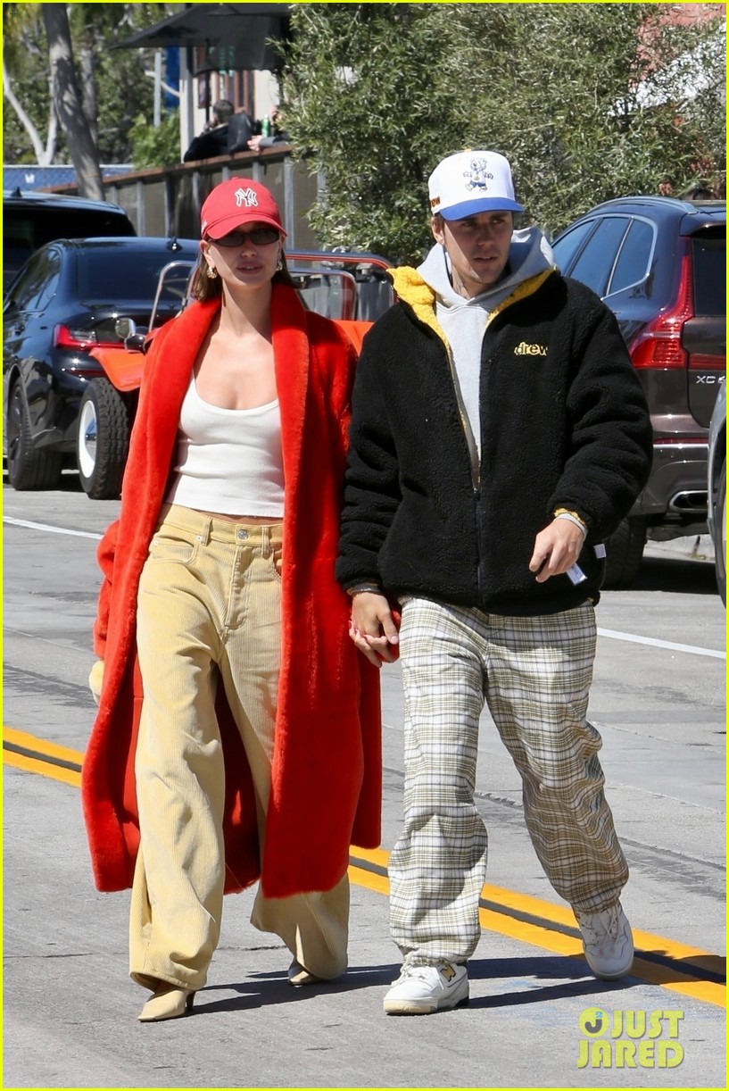 Justin Bieber Gives Wife Hailey a Kiss After Sunday Brunch Date in L.A.