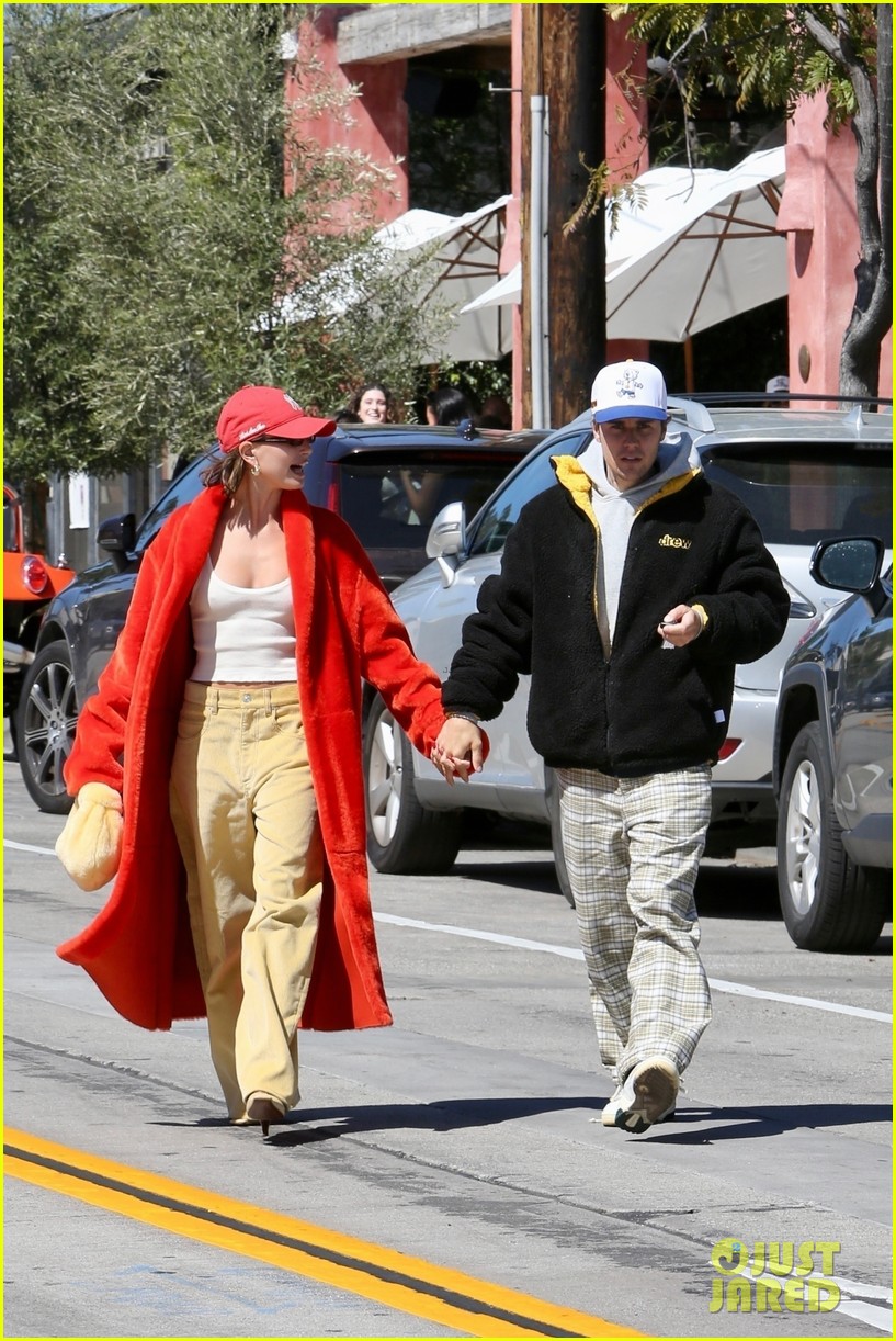 Justin Bieber Gives Wife Hailey a Kiss After Sunday Brunch Date in L.A.