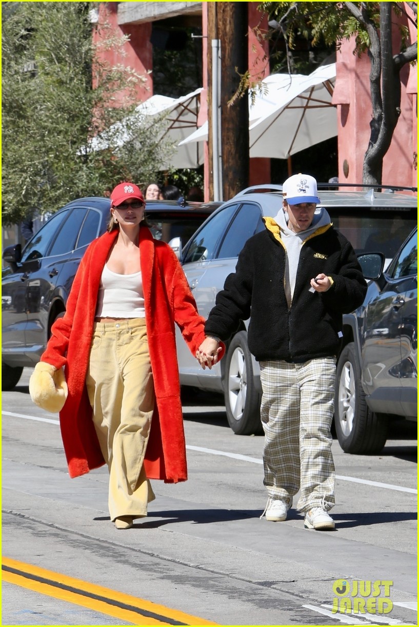 Justin Bieber Gives Wife Hailey a Kiss After Sunday Brunch Date in L.A.