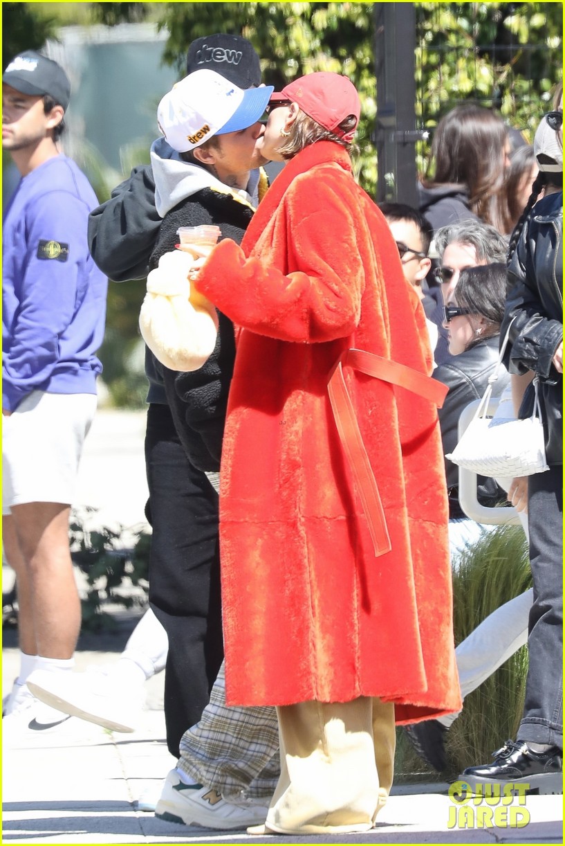 Justin Bieber Gives Wife Hailey a Kiss After Sunday Brunch Date in L.A.