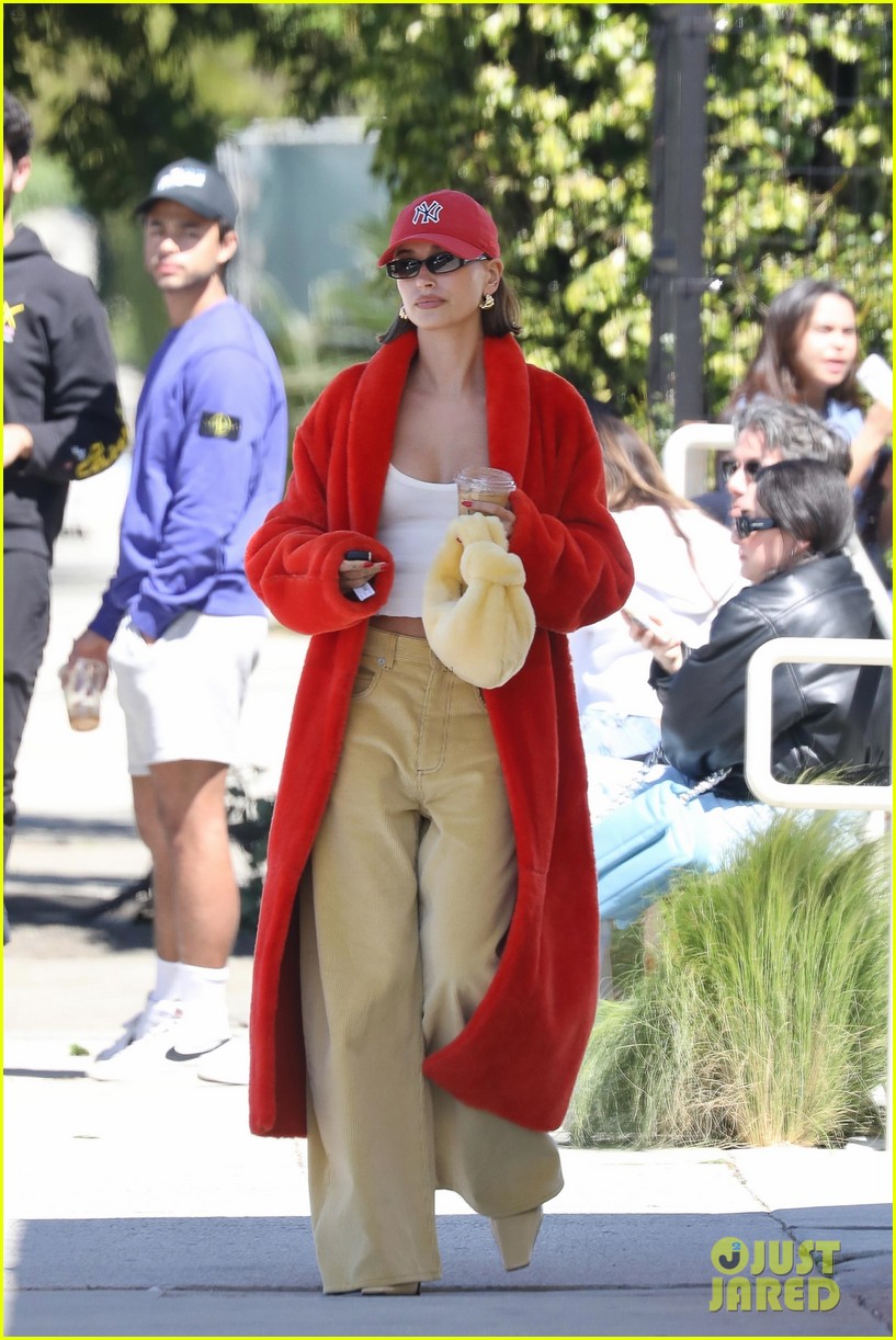 Justin Bieber Gives Wife Hailey a Kiss After Sunday Brunch Date in L.A.
