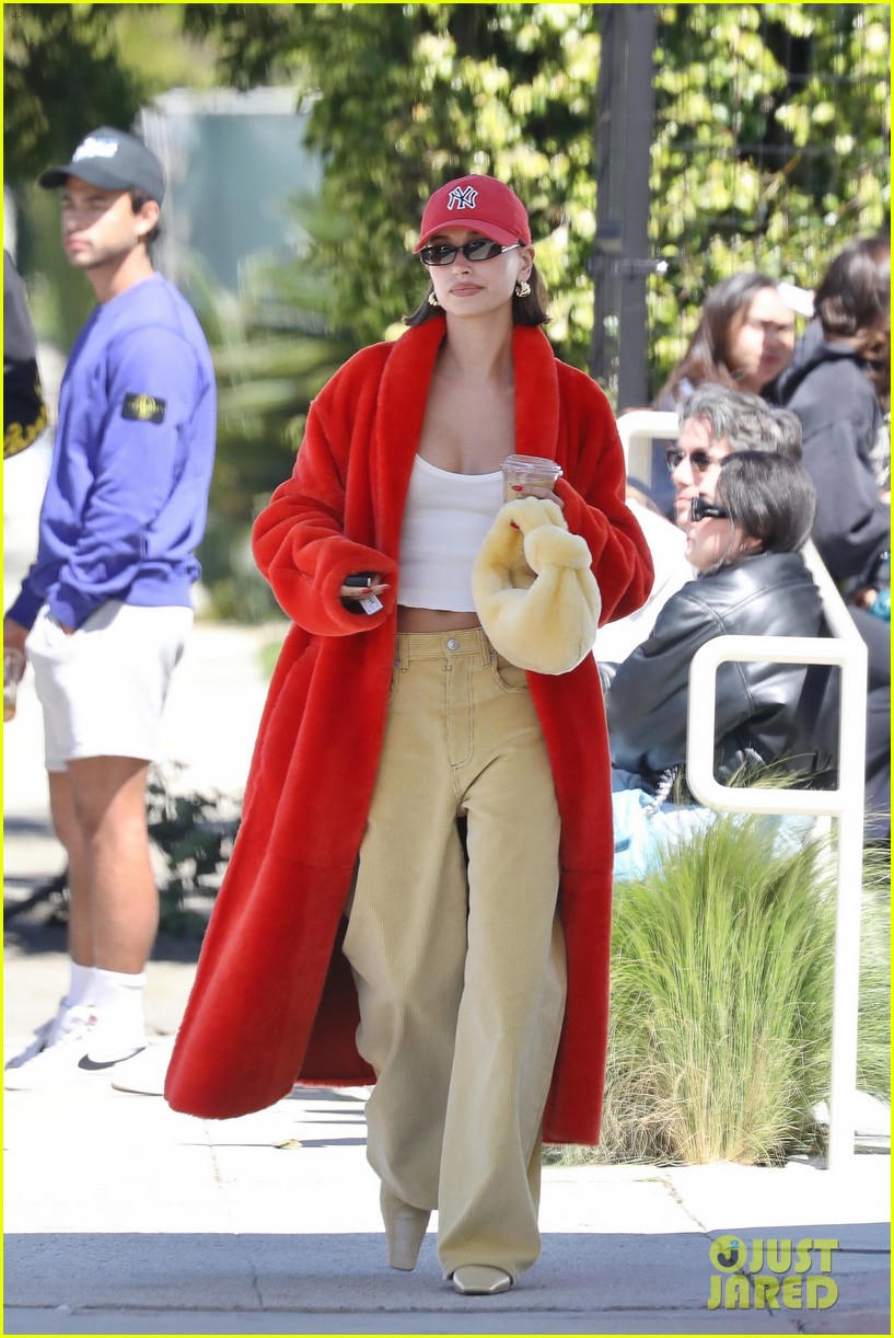 Justin Bieber Gives Wife Hailey a Kiss After Sunday Brunch Date in L.A.