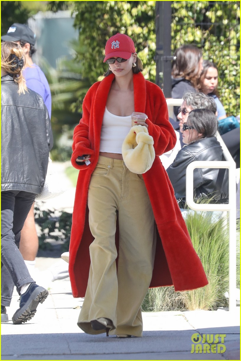 Justin Bieber Gives Wife Hailey a Kiss After Sunday Brunch Date in L.A.